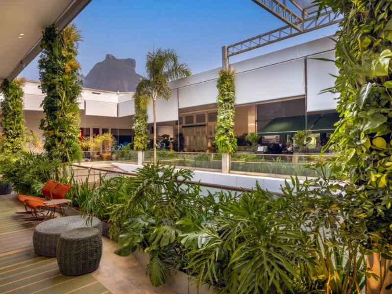 Jardim tropical de 450 m² preenche rooftop no Rio de Janeiro